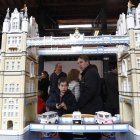 Espectacular imagen de una creación del puente de la Torre de Londres construido con piezas Lego, ayer en Espacio Vías.