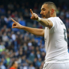 El delantero francés del Madrid Benzema celebra el primer gol de su equipo ante el Getafe