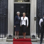 May (izquierda) junto a la presidenta de Croacia, Kolinda Grabar-Kitarovic, ante el número 10 de Downing Street, en Londres, este martes.