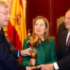 Silván dejó en el Congreso una réplica en bronde del gallo de San Isidoro. RAQUEL P. VIECO