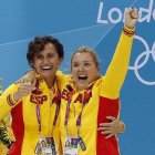 Anna Tarrés y su ayudante Bet Fernández celebran una medalla en los Juegos de Londres.