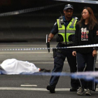 La policía despeja la zona junto al cadáver de la víctima del apuñalamiento en Melbourne.