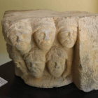 Capitel del templo románico cepedano de San Juan de Montealegre, de la orden de San Juan de Jerusalén, hoy en ruinas.