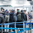 Los viajeros que llega de China hacen cola en el control del aeropuerto de Turín. TINO ROMANO