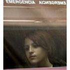 Una joven evacuada, a su llegada al aeropuerto de Barajas en Madrid