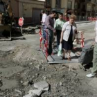 Los vecinos se ven obligados a sortear socavones y baches de la calle para hacer su vida diaria