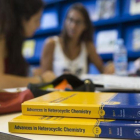 Estudiantes de Química de la Universitat de Barcelona en la biblioteca de su facultad.