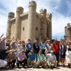 Representantes institucionales y de la DO Tierra de León brindan con vino a la vera del castillo coyantino.