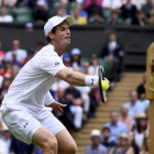 El tenista británico Andy Murray devuelve una bola al kazajo Alexander Bublik durante el partido de primera ronda del torneo de Wimbledon
