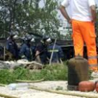 Miembros del Samu y de los bomberos al lado de las chabolas de Albalat de Tarongers