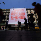 Pancarta de Omnium cultural pidiendo el referéndum. ALEJANDRO GARCÍA