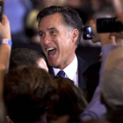 Mitt Romney celebra su victoria en las primarias de Illinois, el martes en la localidad de Schaumburg.
