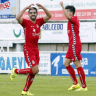 Viti celebra uno de los dos goles que anotó frente al Coruxo y que dieron la primera victoria a la Cultural a domicilio.