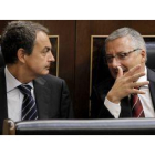 Zapatero habla con Jose Blanco durante el pleno del Congreso, esta mañana.
