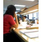 Imagen de archivo de varios estudiantes que pasan parte de su verano en la biblioteca