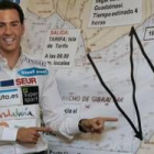 David Meca muestra el recorrido que seguirá para cruzar el Estrecho