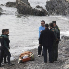 Miembros de la Guardia Civil, junto a uno de los dos cadáveres hallados el sábado en la playa de la Ribera, en Ceuta.