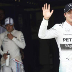 El piloto alemán Nico Rosberg saluda después de conseguir la 'pole' en el Gran Premio de Hungría.