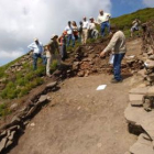 Un grupo visita las excavaciones de La Carisa, con buen acceso desde León.