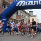 Un nutrido grupo de corredores, en el momento de tomar la salida para recorrer el circuito
