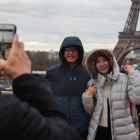 Turistas ante la Torre Eiffel, uno de los lugares más visitados del mundo.