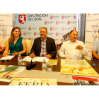 El alcalde, en el centro, acompañado por su corporación, presentó ayer el programa. MARCIANO PÉREZ