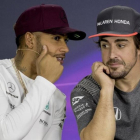 Lewis Hamilton y Fernando Alonso dialogan, hoy, en la conferencia de prensa del GP de Canadá.