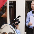 Assange junto a dos agentes de Scotland Yard.