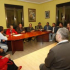 En la mesa, Martínez, Alonso, Perandones y Llamas, durante la reunión de ayer.