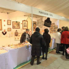 El público abarrotó la carpa de la feria artesana tras su inauguración.