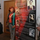 Aurora Tejerina (derecha) ante el cartel de la exposición ‘Documentos, objetos y época del anarquista Laurentino Tejerina’
