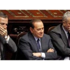 Berlusconi,  flanqueado por su ministro de Exteriores, Frattini y el titular de Economía, Tremonti.