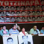 Los padres de los estudiantes desaparecidos, en una rueda de prensa en México, este martes.