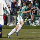 Busto celebra uno de los dos goles que sirvieron a su equipo para imponerse en el derbi frente al Hu