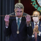 Xavier García Albiol besa la vara de alcalde después de recuperar la Alcaldía de Badalona. ANDREU DALMAU