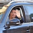 Matteo Renzi saluda desde su coche un día después de presentar su dimisión, en Pontassieve, cerca de Florencia, el 8 de diciembre.