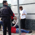 Agentes, asistentes y ciudadanos atienden a la víctima instantes después del desmayo.