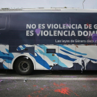 Un autocar de Hazte oír contra las que consideran feminazis en el que puede leerse la leyenda No es violencia de género. Es violencia doméstica.