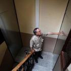 Un vecino observa una puerta antiokupas