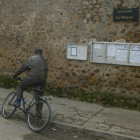 Un hombre en bicicleta en un pueblo de León.