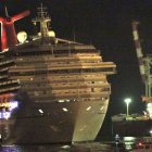 El 'Triumph' se acerca lentamente al puerto de Mobile (Alabama), este viernes.