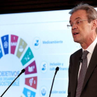 El presidente de Caixabank, Jordi Gual, durante una rueda de prensa. MANUEL BRUQUE