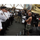 El cordón policial se planta ante los manifestantes del movimiento Ocupa Wall Street en el puente de Brooklyn.