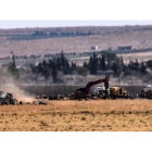 Un tanque turco regresa de Siria durante la ofensiva turca contra posiciones de Estado Islámico, este domingo.