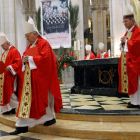 Julian López, obispo de León, seguido del obispo de Astorga, Camilo Lorenzo, con la foto de los misioneros al fondo.
