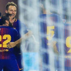 Los jugadores del Barça felicitan a Messi, autor del primer gol ante el Madrid en el clásico de Miami.
