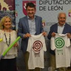El alcalde y el presidente de la DO  muestran las pistolas y camisetas para la batalla del vino.