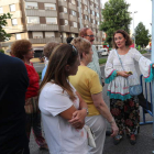 La alcaldesa de Ponferrada con varios vecinos del barrio de Los Judíos, ayer en fiestas. ANA F. BARREDO