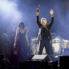 El músico Alejandro Sanz (d) durante el concierto ofrecido esta noche en el estadio Vicente Calderón, en Madrid, con el que revive las canciones de uno de los discos más populares de su carrera, "Más", de cuya publicación se cumplen 20 años.