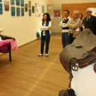 Teresa Gutiérrez inaugura la exposición de cultura gitana.